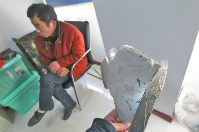 李某撞人后駕車逃逸僅留下一塊保險杠碎片 李某撞人后駕車逃逸僅留下一塊保險杠碎片