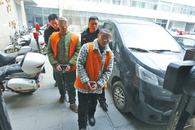 倆刑釋男子，冒充“富二代”，微信搜附近的人，專搶出入娛樂場(chǎng)所女性