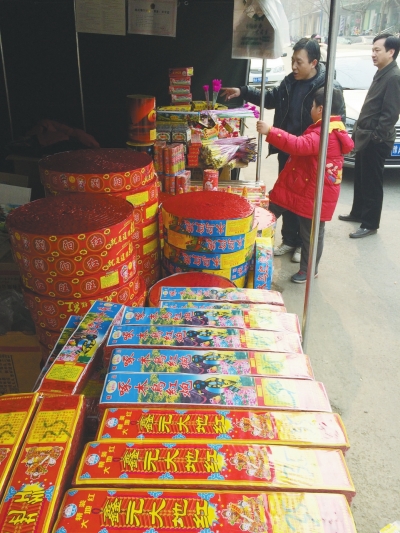 一家鞭炮攤兒前，只有少數(shù)人駐足購買。