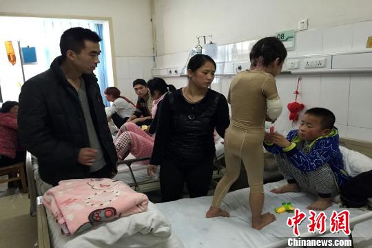 河南跌入油鍋女孩康復順利全家人醫(yī)院過春節(jié)