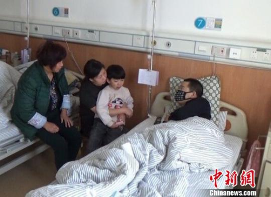 　一家4口在病房里團(tuán)聚過年。