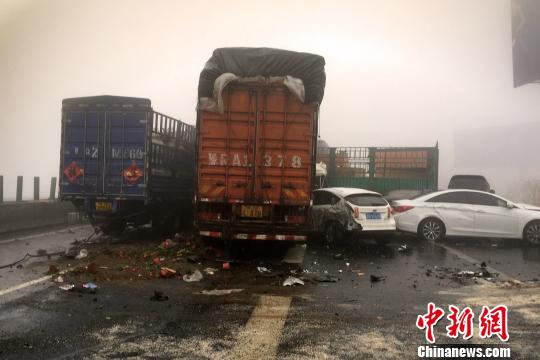 圖為21日，京港澳高速河南段21輛汽車發(fā)生連環(huán)相撞事故現(xiàn)場(chǎng)?！」啤z