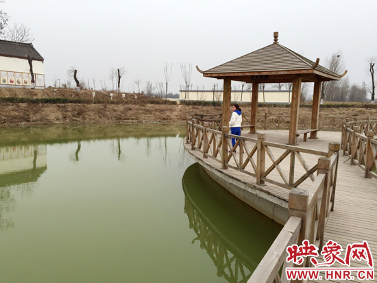 事發(fā)處就挨著亭子。