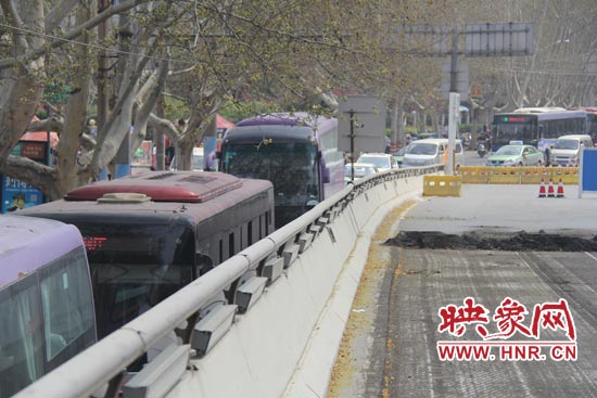 上下橋口圍擋處道路擁堵。