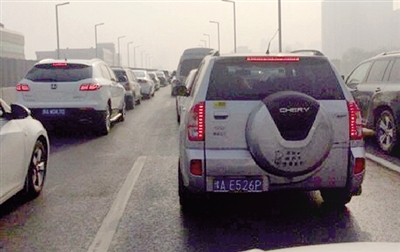 早高峰隴海高架橋從秦嶺路開始，一直向東都已經(jīng)堵成停車場了。 直播369 圖