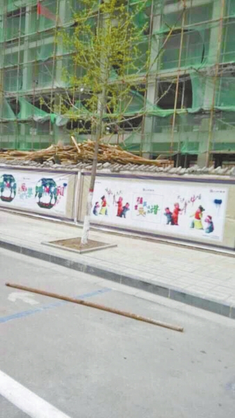 事發(fā)現(xiàn)場，奪命的鋼管還在地上。