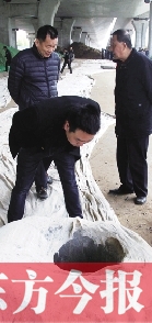 出事后，窨井僅被蓋上了一層布