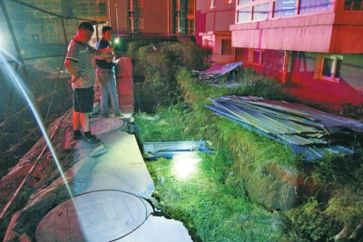 塌方、移位地點距離大樓主體近之又近