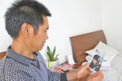 46歲的山村農(nóng)民祁振崗在失去兒子的同時，又陷入了“沒錢帶兒子回家”的揪心之痛中。