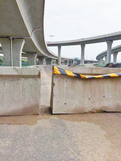  京廣快速路北延地面道路北三環(huán)入口處，一排石墩擋道，不讓入內(nèi)。