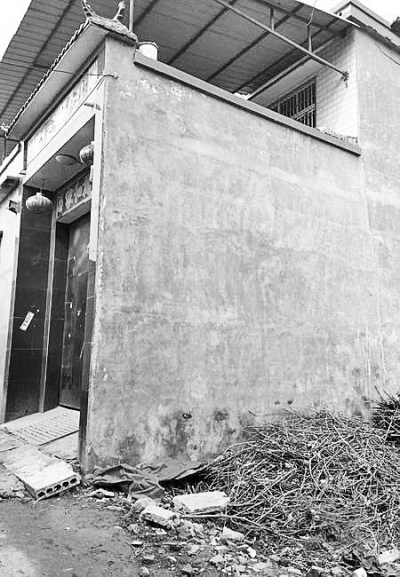 李曉陽跳下來的位置位于家里的二樓平臺上，距離地面五六米高。