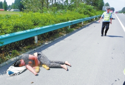 險！一女子躺高速路上睡大覺 漯河交警忙轉(zhuǎn)移保安全