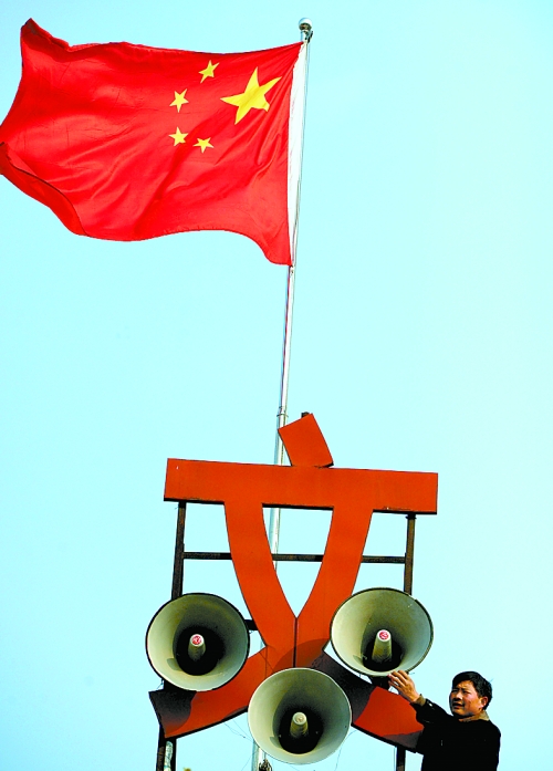 11月15日，新蔡縣磚店鎮(zhèn)黨員劉新峰在村口架起三個(gè)大喇叭，向群眾及時(shí)宣傳十八大精神。