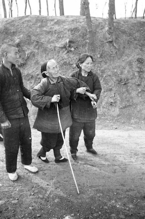 災(zāi)民，看到左側(cè)年輕人的白鞋，應(yīng)該是剛死去親人