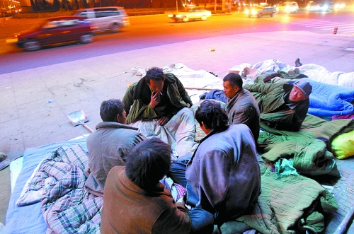 寒風(fēng)里，他們以打牌來打發(fā)枯燥的生活。