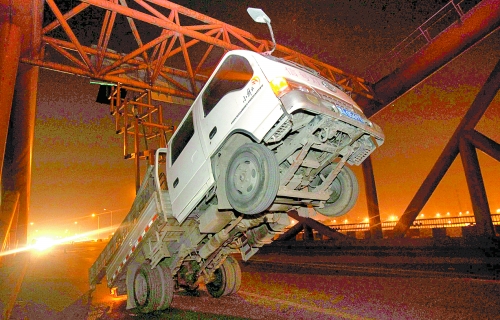 　車上升降機(jī)的工作臺(tái)被卡，車身前部高高翹起。