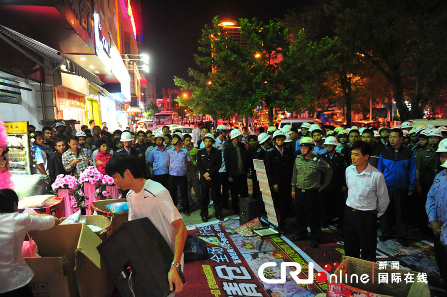 　2012年12月26日晚，海南省三亞市，三亞市綜合行政執(zhí)法局河西大隊(duì)近百名城管上街執(zhí)法。