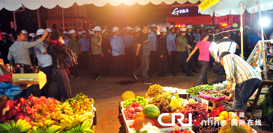 2012年12月26日晚，海南省三亞市，三亞市綜合行政執(zhí)法局河西大隊(duì)近百名城管上街執(zhí)法。