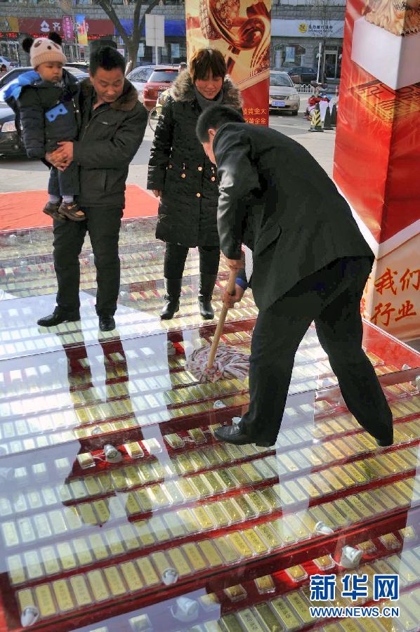 #(晚報)(4)1噸金條鋪成“黃金大道” #(晚報)(4)1噸金條鋪成“黃金大道”