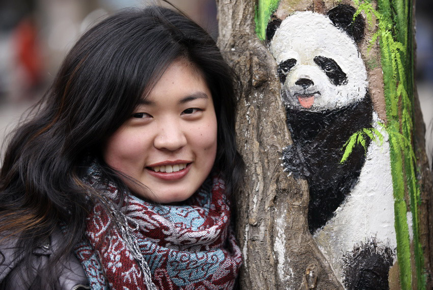 　3月1日，在河北省石家莊市九中街，王月與她的“樹洞畫”作品拍攝合影。
