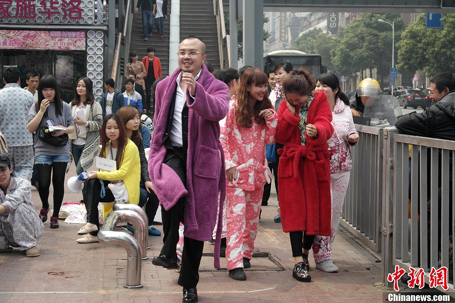 催眠師長(zhǎng)沙街頭上演睡衣秀 催眠師長(zhǎng)沙街頭上演睡衣秀
