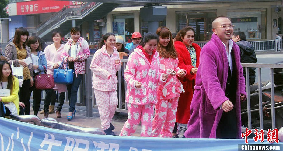 催眠師長(zhǎng)沙街頭上演睡衣秀 催眠師長(zhǎng)沙街頭上演睡衣秀