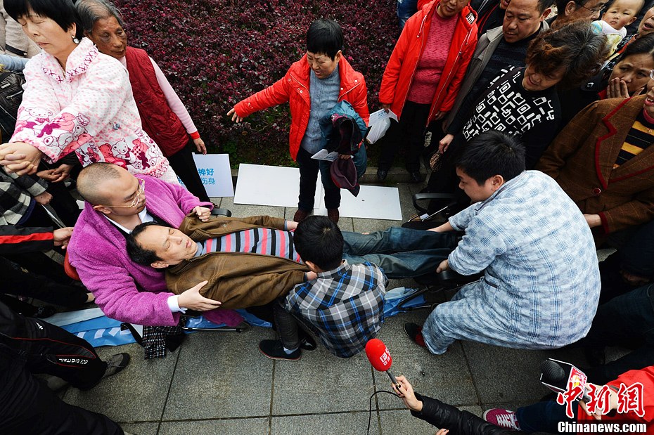 催眠師長(zhǎng)沙街頭上演睡衣秀 催眠師長(zhǎng)沙街頭上演睡衣秀