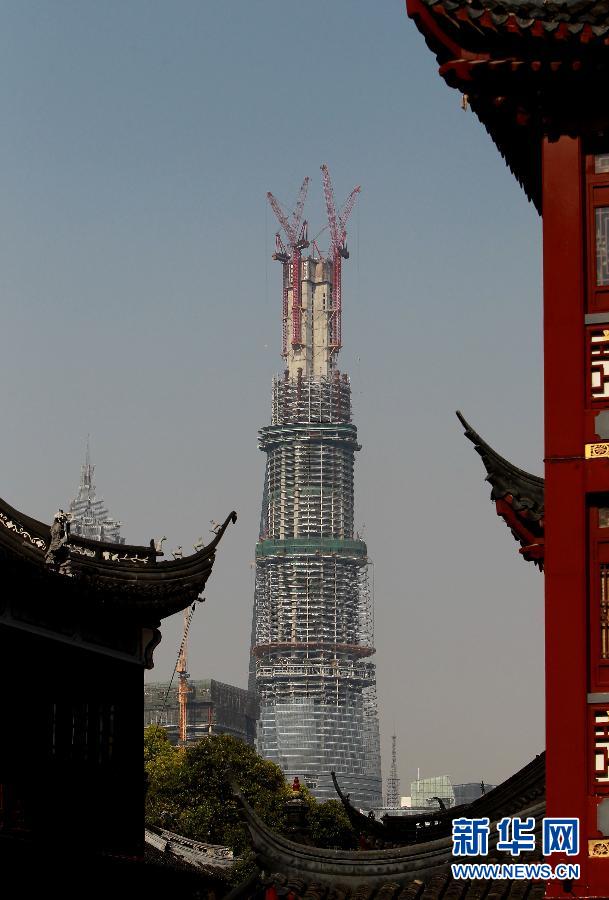 在上海豫園遠(yuǎn)眺在建的國(guó)內(nèi)第一高樓“上海中心”（4月11日攝）。