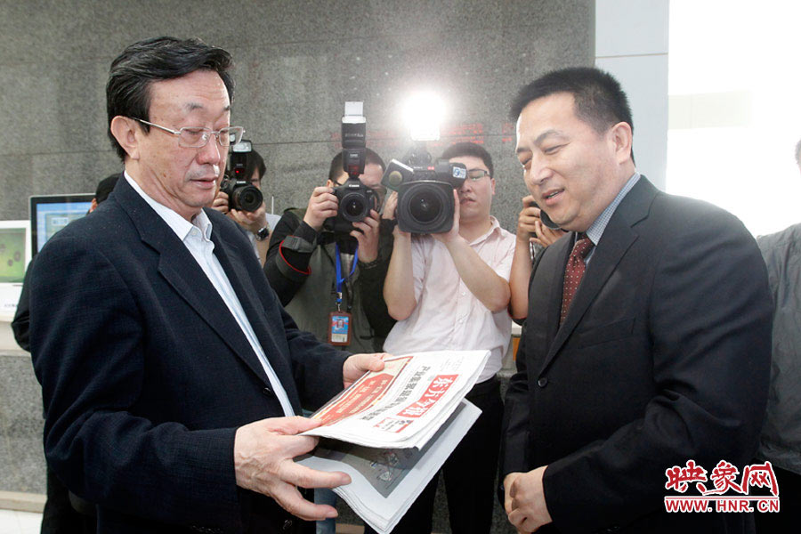 東方今報(bào)報(bào)社社長(zhǎng)趙國(guó)平向河南省委書記、省人大常委會(huì)主任郭庚茂匯報(bào)東方今報(bào)的內(nèi)容、發(fā)行等情況 東方今報(bào)