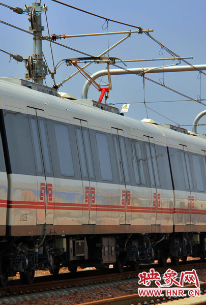 調(diào)試中的地鐵，電線已經(jīng)抬起充電