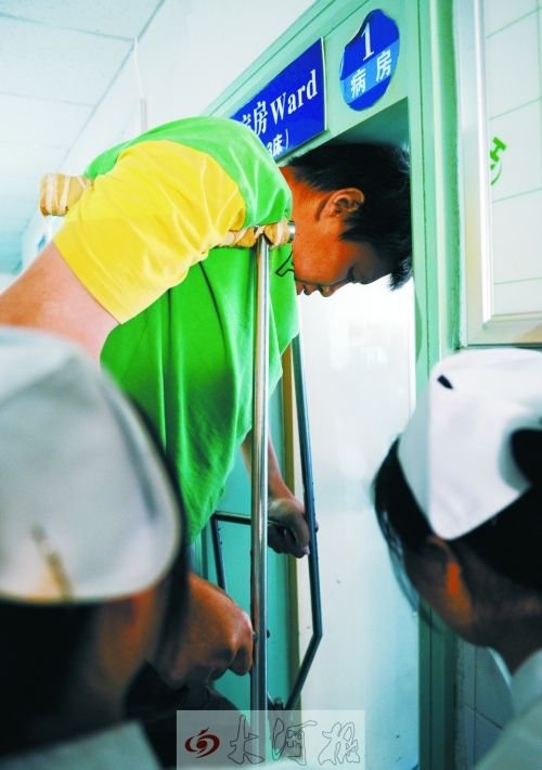 男子患巨人癥身高2.55米 醫(yī)院免費(fèi)為其治療(圖) 男子患巨人癥身高2.55米 醫(yī)院免費(fèi)為其治療(圖)