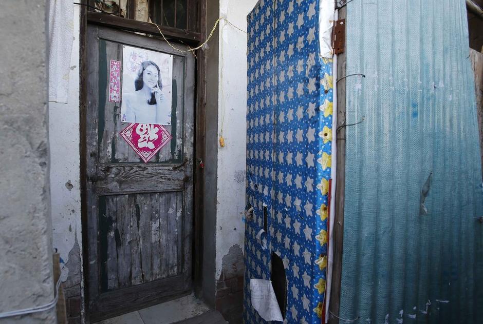 36歲的河南信陽打工者陳小龍?jiān)谶@里租了一間屋子住，2012年底開始，他偷偷在出租屋里挖地窖。