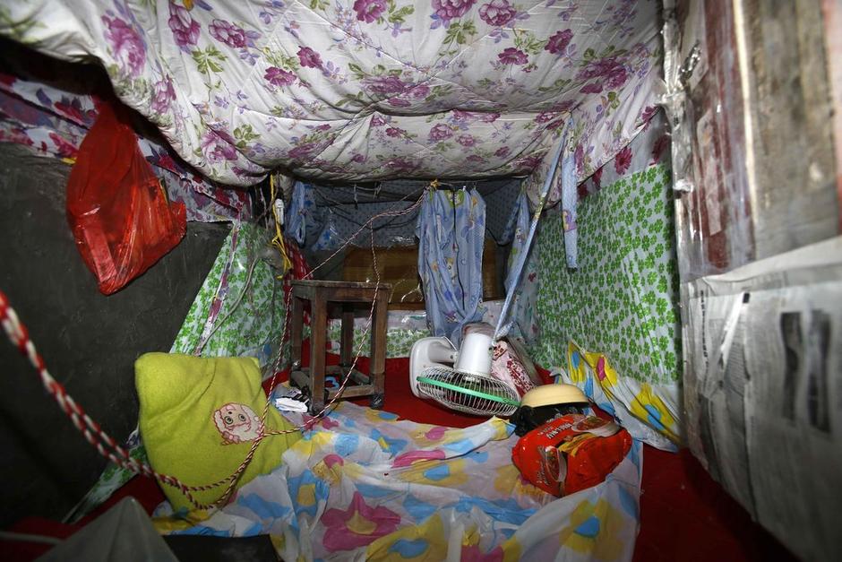 今年地窖挖成。6月12日22時(shí)左右，陳小龍?jiān)诩闻d市經(jīng)濟(jì)技術(shù)開發(fā)區(qū)(國際商務(wù)區(qū))玉都豪匯KTV門口，以拉客為由，將18歲安徽女孩郭某，用三輪電動(dòng)車載到僻靜處，以水果刀、電棍威脅，將她雙手雙腳綁住，嘴巴封住。強(qiáng)行帶到出租屋地窖內(nèi)，用鎖鏈鎖住。期間，陳小龍多次強(qiáng)奸女孩。