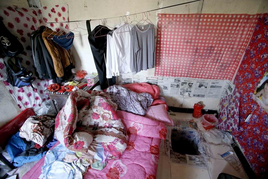 女孩利用隨身攜帶的指甲刀，一點(diǎn)點(diǎn)將身上鎖鏈磨斷，6月23日，她掙脫鎖鏈，跑到氣窗大喊救命，周圍居民聞聲報(bào)警，女孩11天的地獄經(jīng)歷才告結(jié)束。