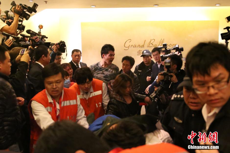 馬總理宣布MH370墜毀 在京乘客家屬泣不成聲 馬總理宣布MH370墜毀 在京乘客家屬泣不成聲