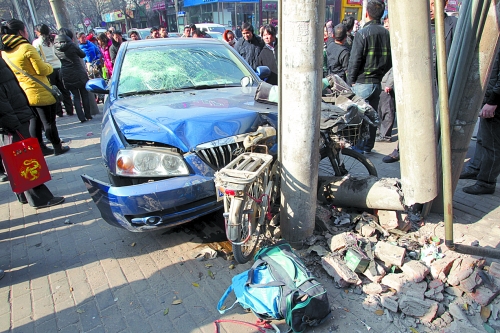 看看這兩起禍?zhǔn)?駕車時需當(dāng)心 看看這兩起禍?zhǔn)?駕車時需當(dāng)心