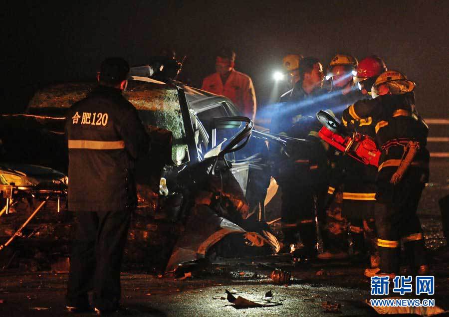 2013年1月9日，合肥，事故現(xiàn)場，兩輛受損車輛已經(jīng)全部變形