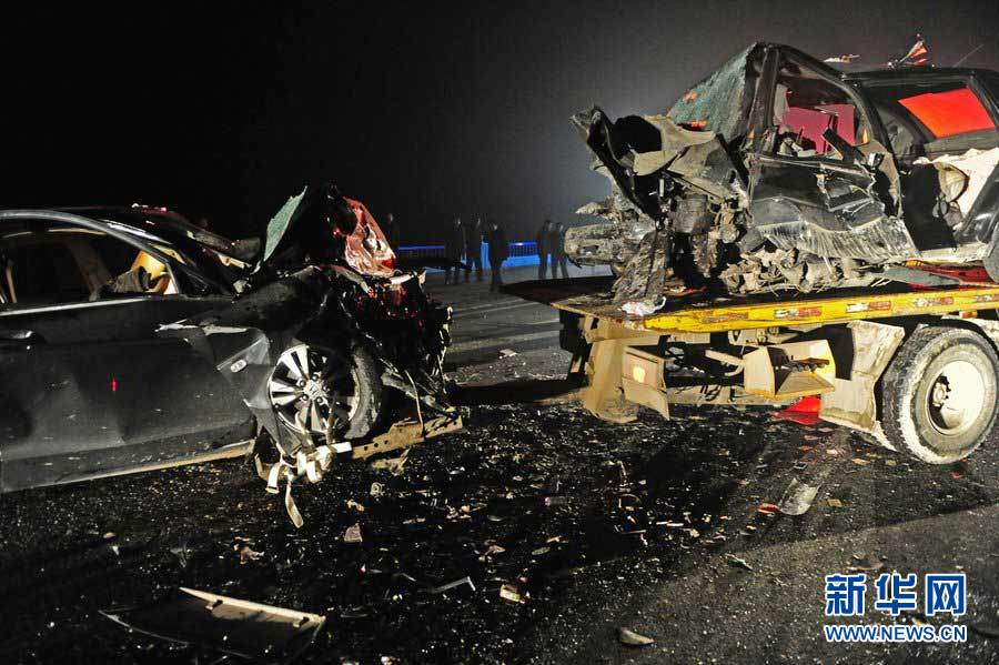 2013年1月9日，合肥，事故現(xiàn)場，兩輛受損車輛已經(jīng)全部變形