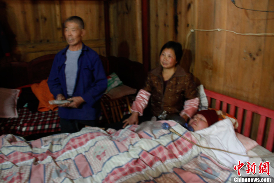 父母為癱瘓兒子自制呼吸機 手捏呼吸球5年不輟 父母為癱瘓兒子自制呼吸機 手捏呼吸球5年不輟