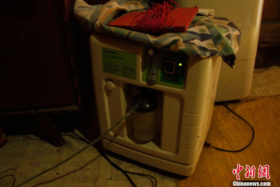 父母為癱瘓兒子自制呼吸機 手捏呼吸球5年不輟 父母為癱瘓兒子自制呼吸機 手捏呼吸球5年不輟