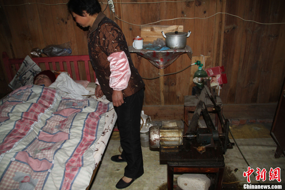 父母為癱瘓兒子自制呼吸機 手捏呼吸球5年不輟 父母為癱瘓兒子自制呼吸機 手捏呼吸球5年不輟