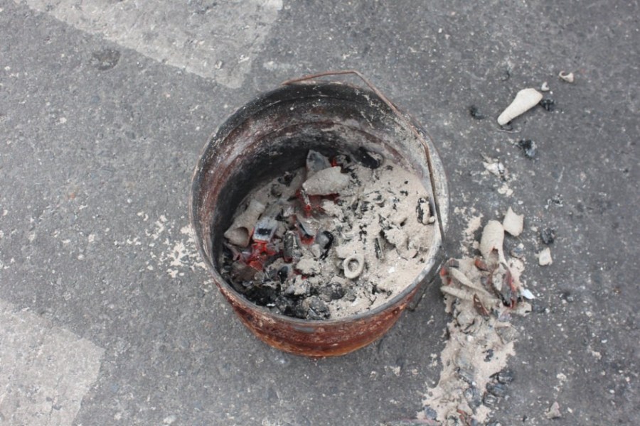 司機夜抵收費站被攔 次日困死車內(nèi) 司機夜抵收費站被攔 次日困死車內(nèi)