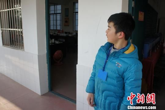 對(duì)于幾年如一日照顧他的同學(xué)余興泉，14歲的左臣心里充滿了感激。 李俊杰 攝