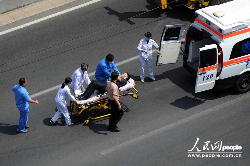 北京大客車追尾碾壓奧迪司機(jī)被困車中。
