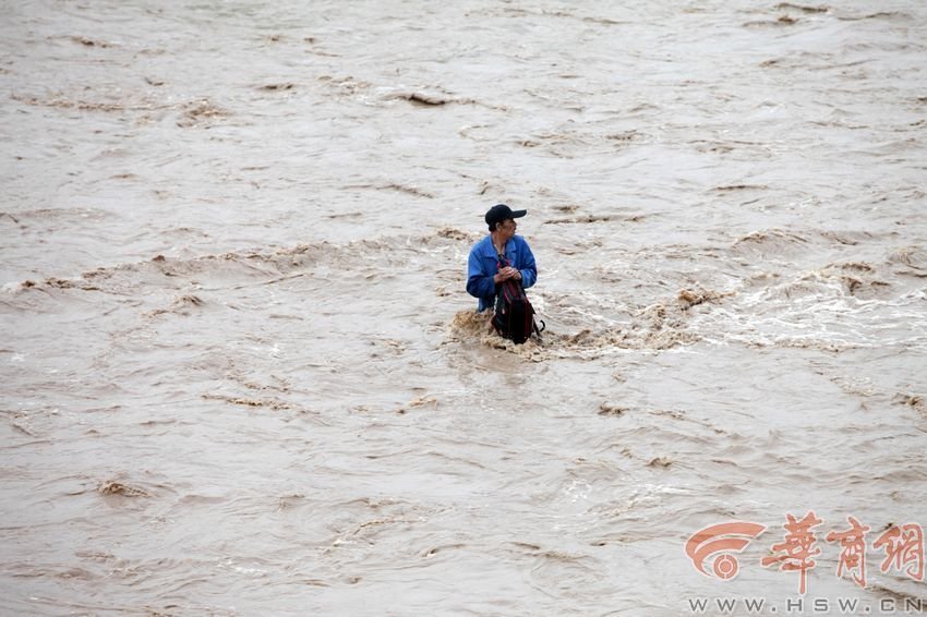 消防官兵試圖將救援的繩索扔到河中央，然而嘗試幾次都失敗。此時，河水已經淹沒到四周，男子在一平方米的“