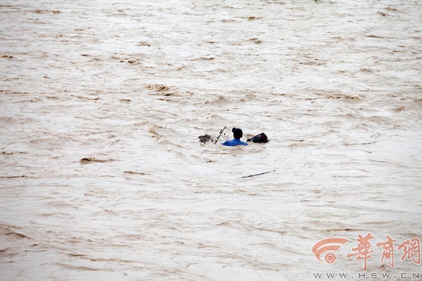 消防官兵試圖將救援的繩索扔到河中央，然而嘗試幾次都失敗。此時，河水已經淹沒到四周，男子在一平方米的“