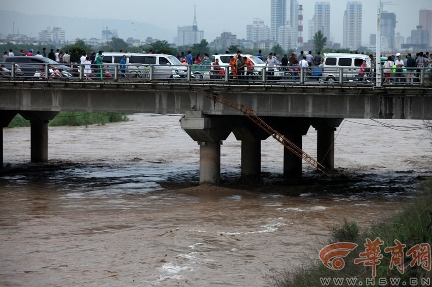男子被洪水沖走。