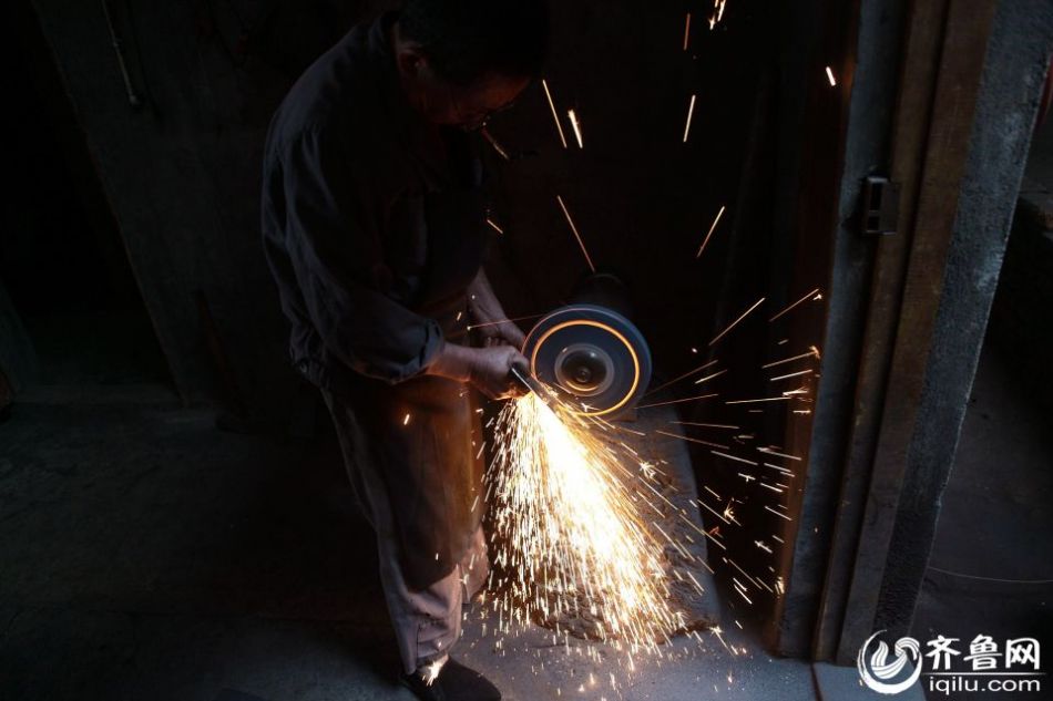 實(shí)拍最后的打鐵匠 一把手工菜刀賺六塊錢