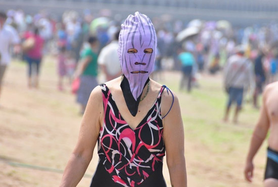 2013年7月3日，山東青島青島高溫來襲，“青島大媽”不懼滸苔，戴著“強盜面具”出現(xiàn)在海水浴場消暑降