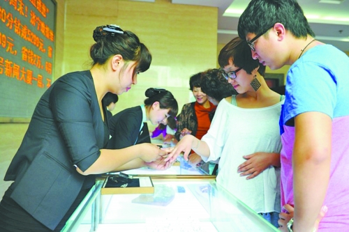 在北上廣等一線城市，鉆戒價格與國際接軌，價格不高，引發(fā)市民搶購潮。